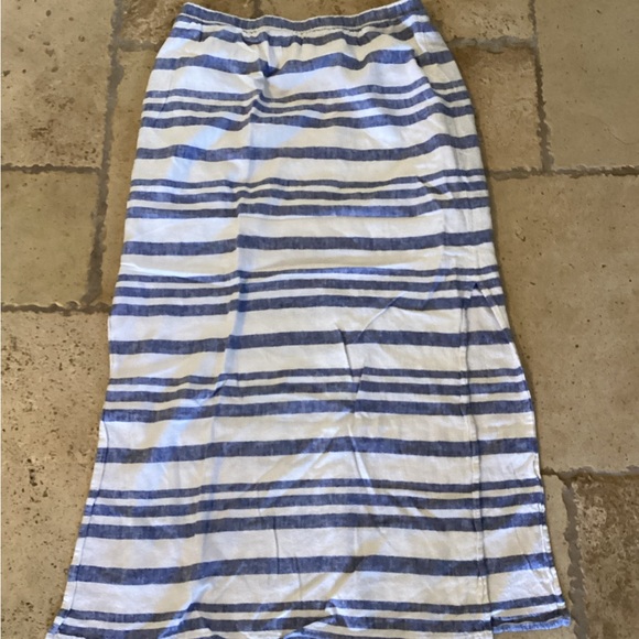 Old Navy Dresses & Skirts - Old Navy A line side slit skirt -SZ S